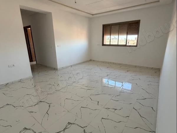 شقة جميلة جداً للإيجار في طريق أوريكة. 3 غرف. باب مصفح ونظام...