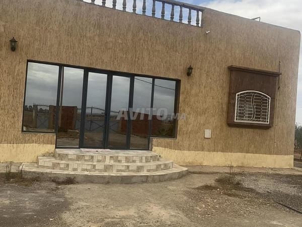 Belle maison de campagne au bord de la route