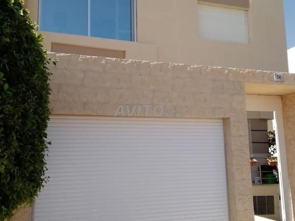 Villa à vendre, répartie sur trois niveaux.