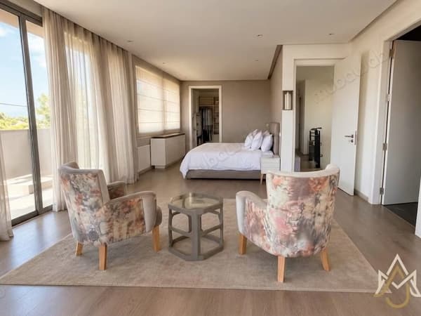 High-end triplex with sea view for rent