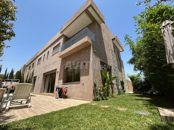 Mooie hedendaagse villa in een privé-residentie