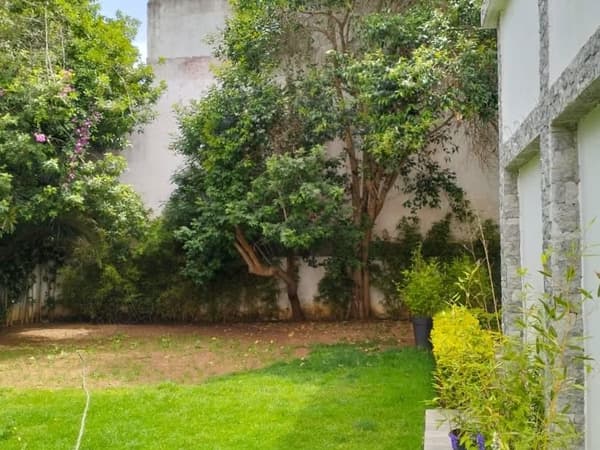 Villa de luxe à louer en Hassan Centre Ville. Superficie 500 m². Cheminée et climatisation