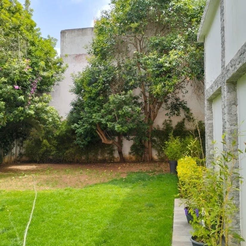 Villa de luxe à louer en Hassan Centre Ville. Superficie 500 m². Cheminée et climatisation