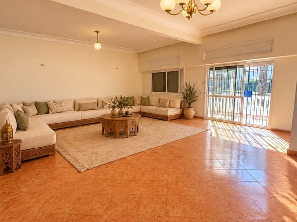 Schöne Villa zu vermieten in Harhoura. 3 schöne Schlafzimmer. Garten und Terrasse