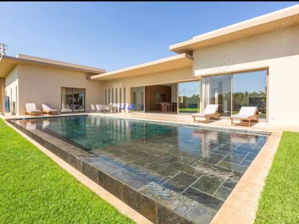 Villa de Haut Gamme avec Piscine Chauffée