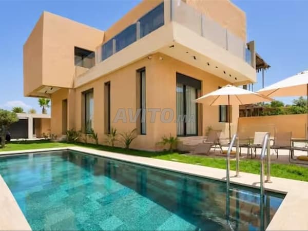 فيلا حديثة فاخرة جديدة مع حمام سباحة وحديقة