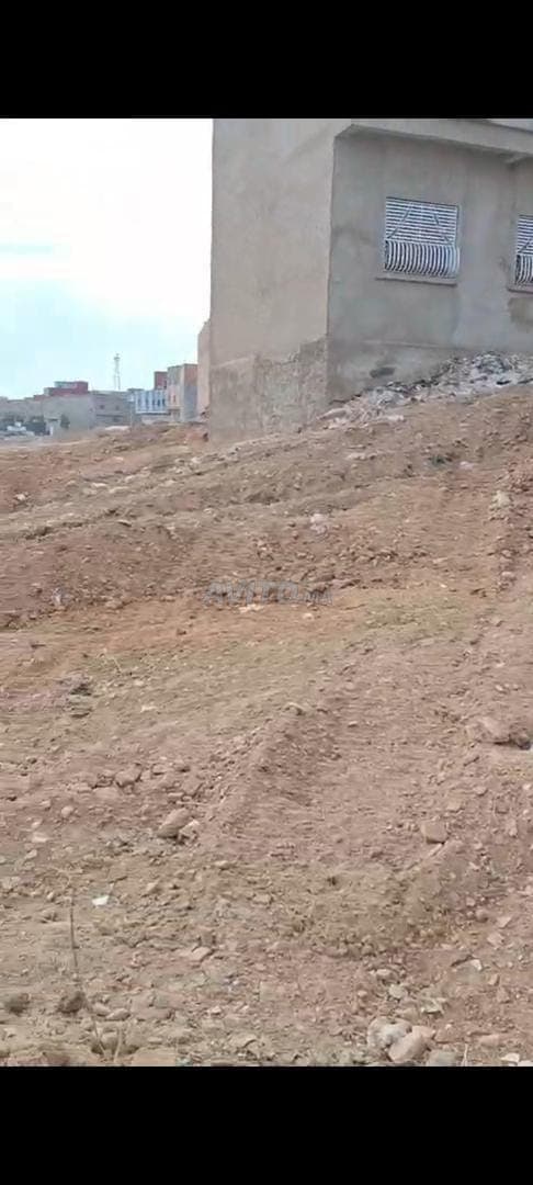 أرض محفظة للبيع في تيفلت، مساحة 73 م²، على واجهتين