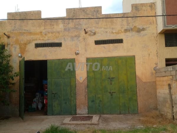 Magasin avec maison enregistrée à vendre, route El Kaaichba, 314 m²