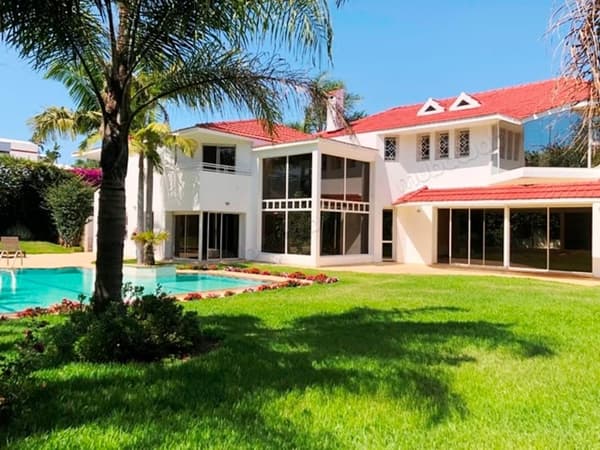 Villa con piscina e bel giardino in affitto