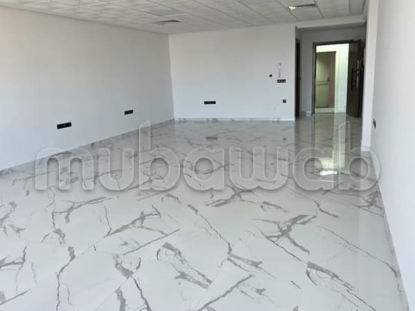 Beaux bureaux à louer à Hamria. Surface de 71 m². Service de concierge et climatisation