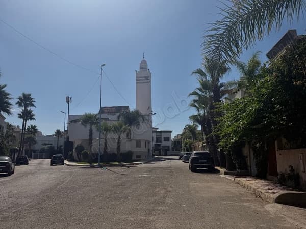 Villa à Californie. À côté la mosquée bvl fes
