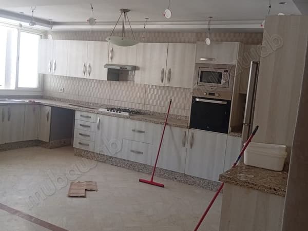 Appartement en location à Riyad. Superficie 160 m². Cuisine entièrement équipée