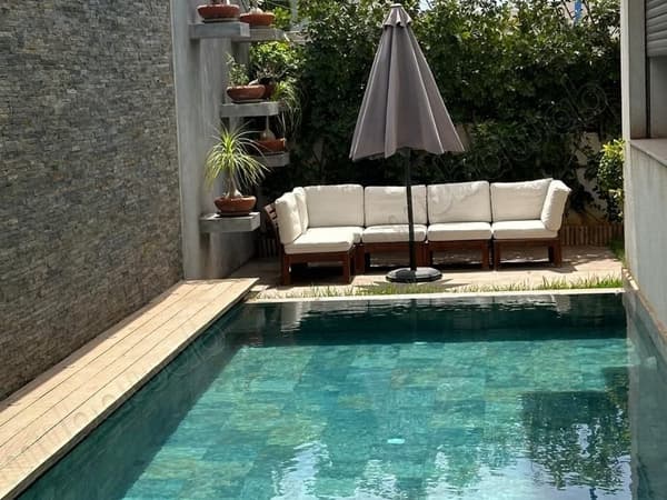 Maison de haut standing à vendre à Dar Bouazza. Superficie 39 m². Piscine et cheminée