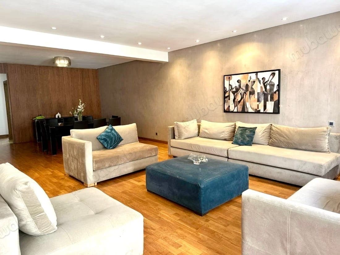 En Location Meublé: Magnifique Appartement 3 chambres Ch. Pers de 210 m à Racine…
