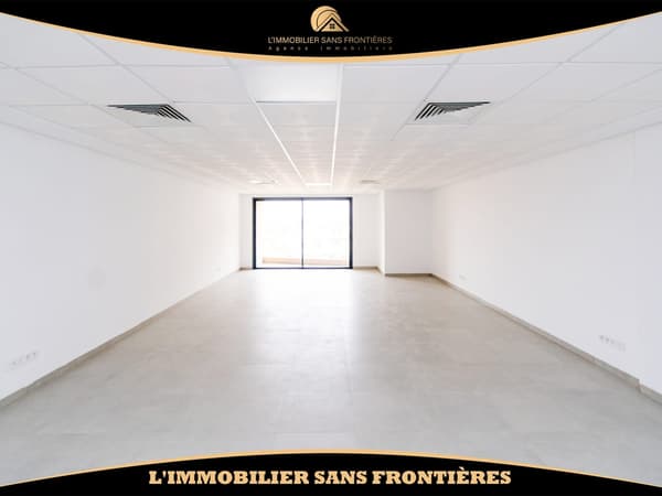 Ufficio di 73 m² in affitto a Guéliz – Spazio aperto, balcone, climatizzazione centralizzata e…
