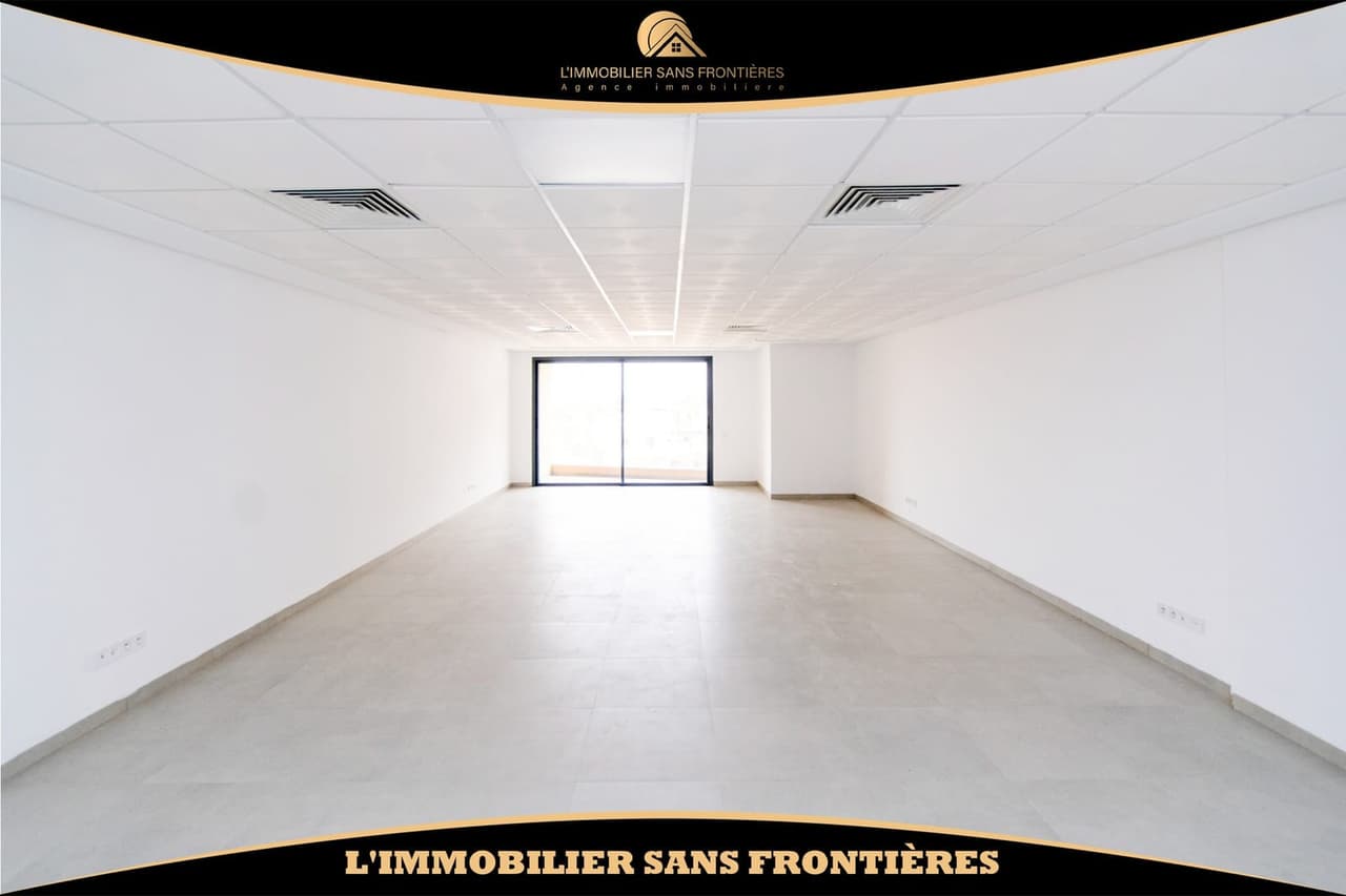 Ufficio di 73 m² in affitto a Guéliz – Spazio aperto, balcone, climatizzazione centralizzata e…