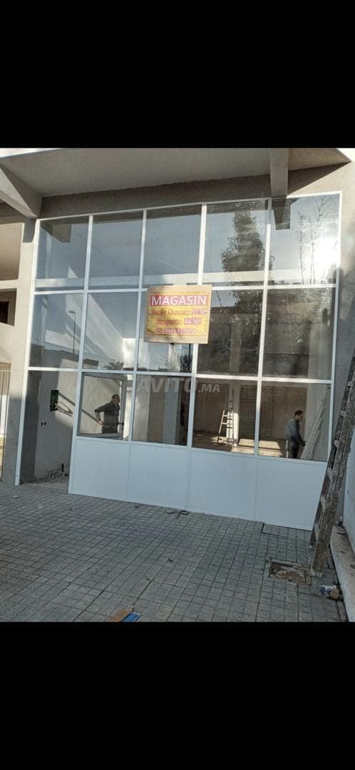 Magasin commercial titré de 137 m² avec une soupente
