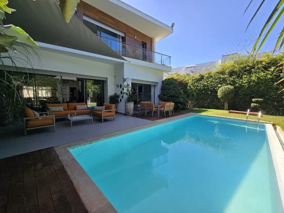 Villa de haut standing à vendre à Ain Diab. Superficie 664 m². Bien meublé