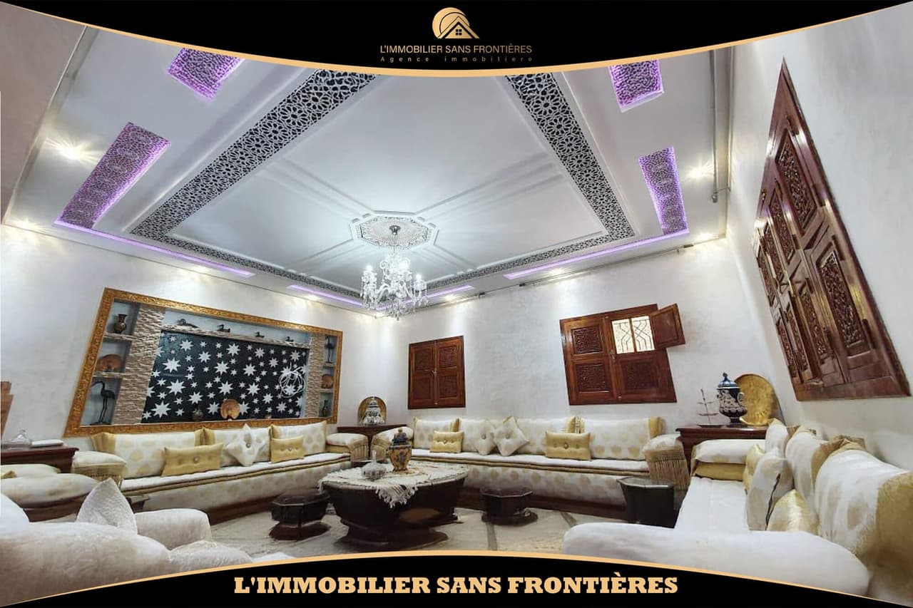 Villa de plus de 300 m² – 5 chambres, grand jardin arboré, pergola et terrasse sur le toit
