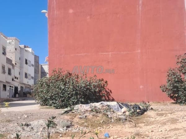 Terrain commercial double façade 94 m² 140 millions de centimes