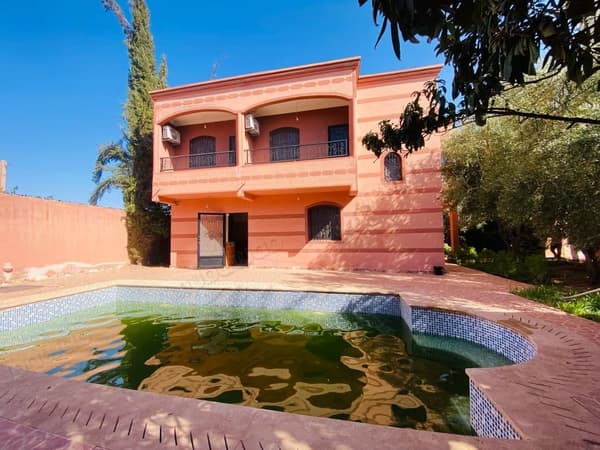 Excellente villa à vendre à Titrhamza, d'une superficie de 486 mètres carrés.