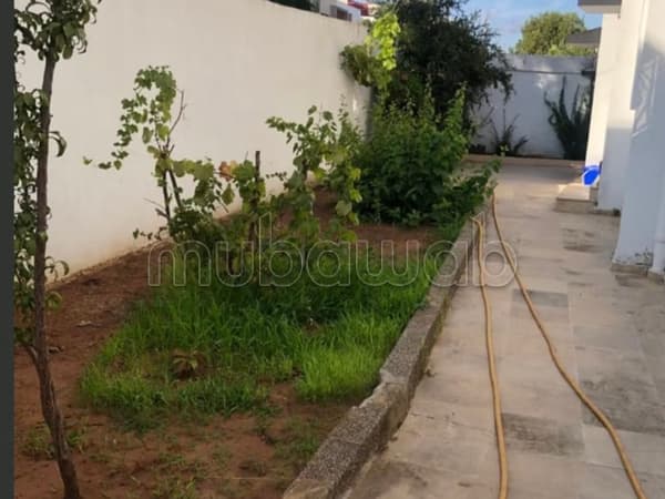 Villa de haut standing à vendre à Aviation Mabella. 3 pièces. Air conditionné et cheminée
