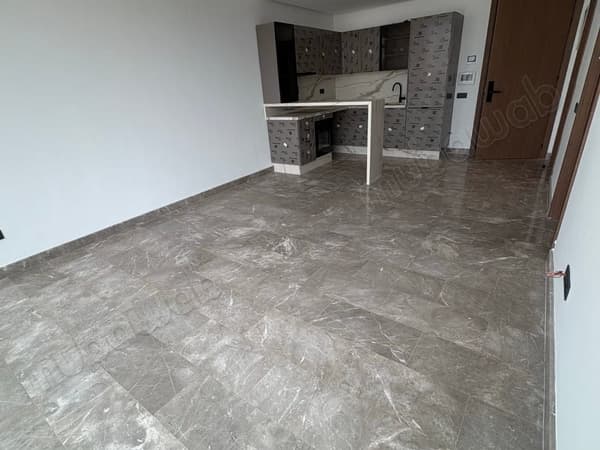 Appartement à louer à Oasis. 1 belle chambre. Système de parabole et résidence sécurisée