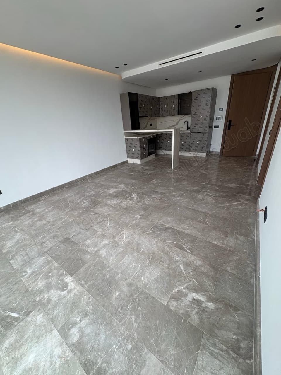 Appartement à louer à Oasis. 1 belle chambre. Système de parabole et résidence sécurisée