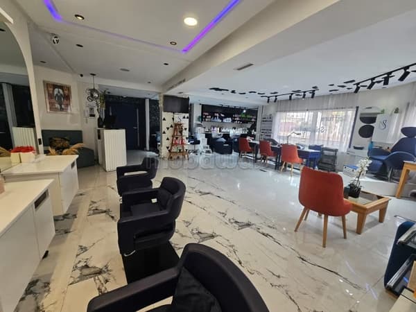 Very beautiful salon for transfer in Racine, 163m²