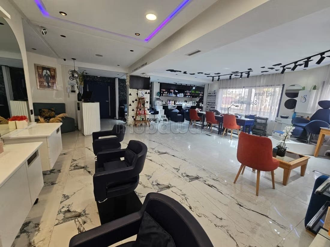 Très beau salon à céder à racine de 163m