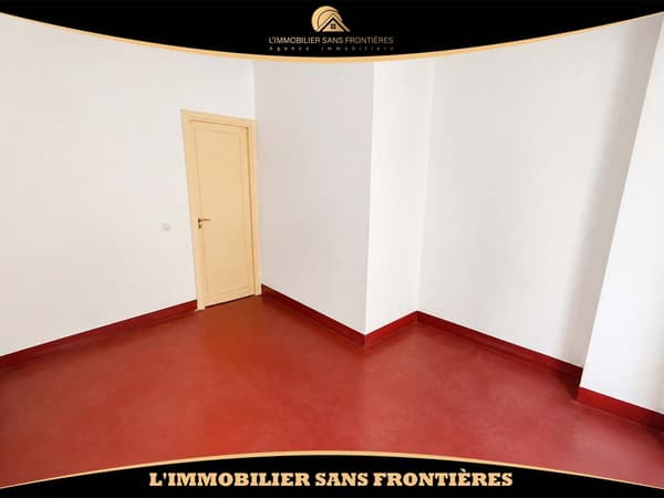 Local commercial de 17 m² à Azzouzia – Emplacement en angle, hauteur de 4,5 m et…
