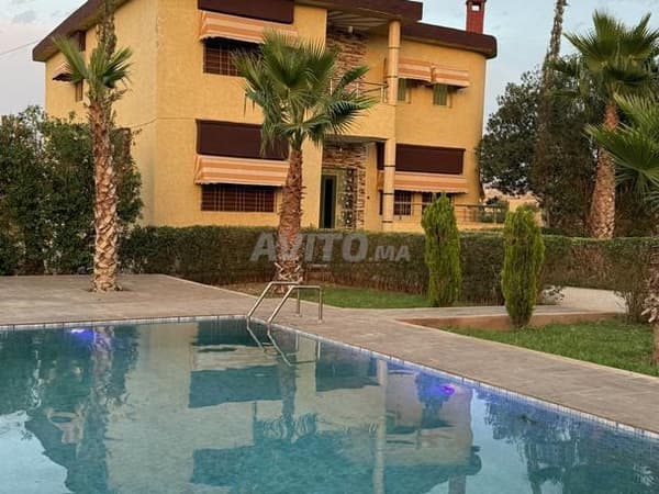 Ferme avec piscine privée à louer à la nuitée