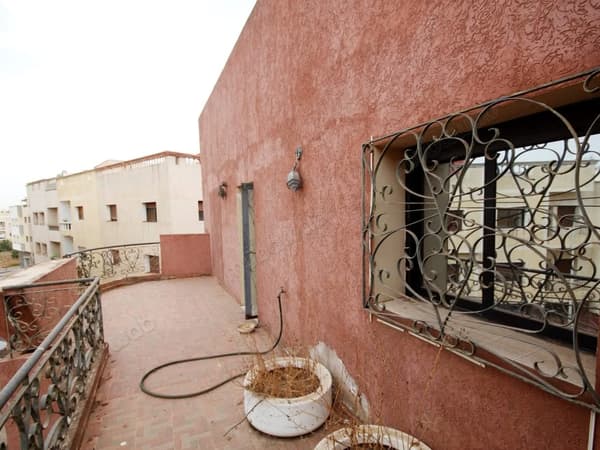 Sale of small residential investment building with commercial spaces