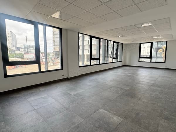 Beaux bureaux à louer à Casablanca Finance City. Surface totale 77 m². Sécurisé 24/24