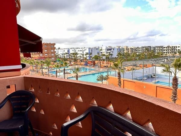Appartement vu sur piscine à louer