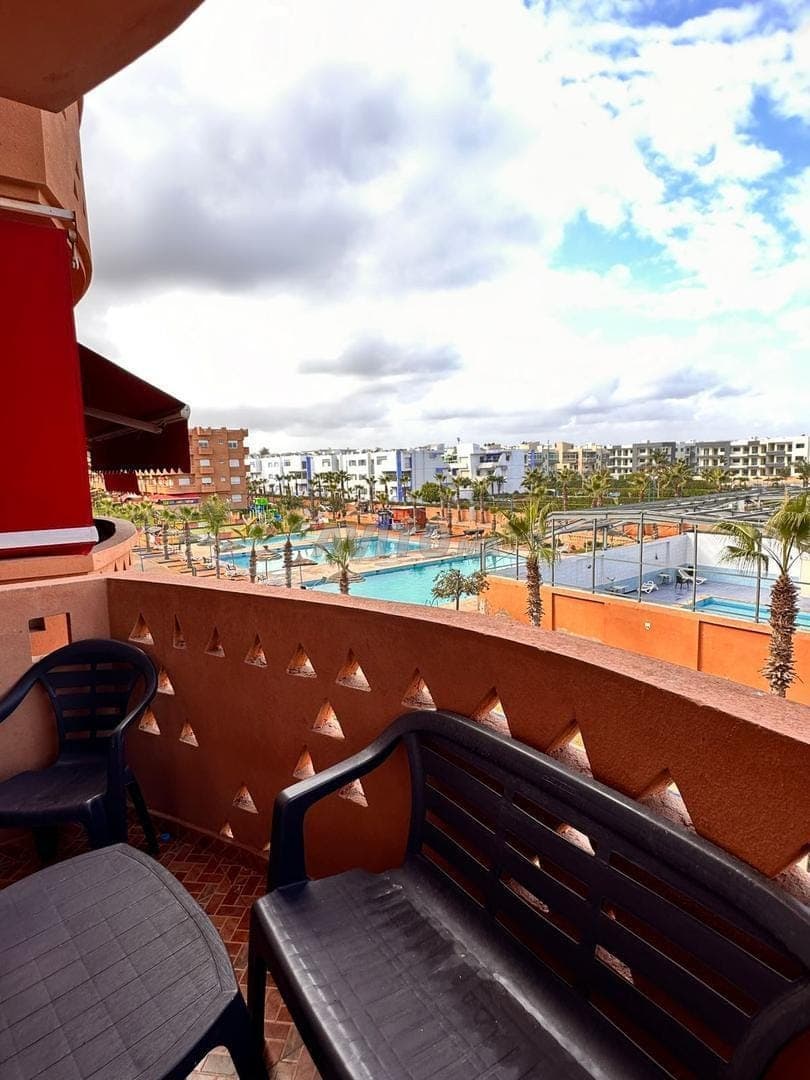 Appartement vu sur piscine à louer
