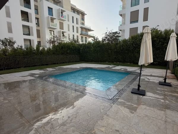 Apparemment de haut standing en location à souissi. 3 chambres plus chambre de service…