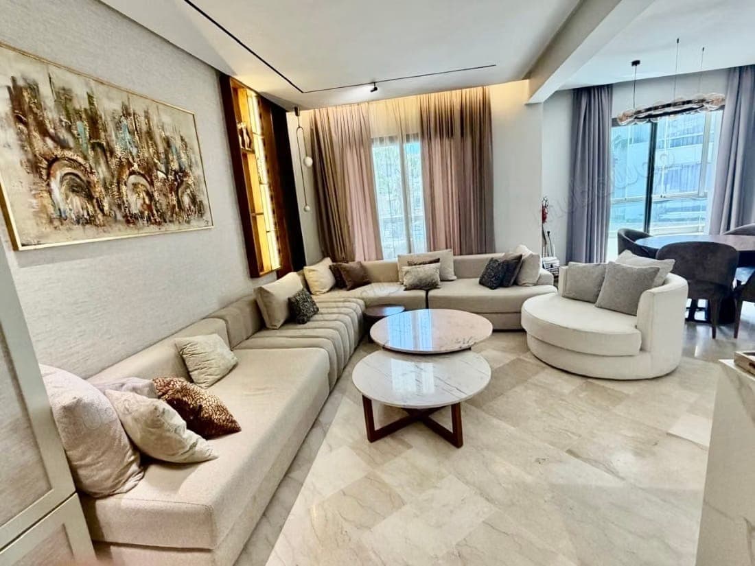 Très bel appartement de luxe haut standing en location à Founti. Superficie 120 m². Meublé