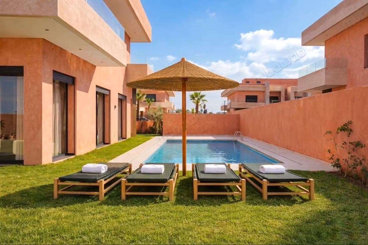 Elegante villa met vier slaapkamers te huur