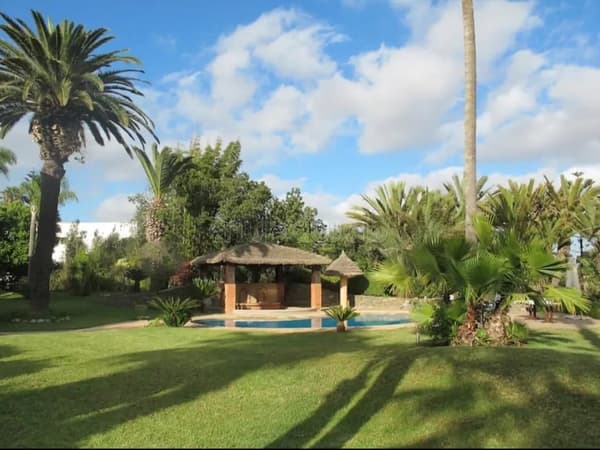STOP AFFAIRE. Somptueuse villa avec Lac, piscine et vue sur golf