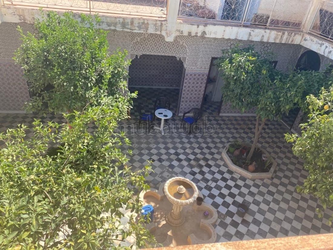 Superbe riad à vendre à Ennakhil Palmeraie. Superficie 471 m². Belle terrasse et jardin