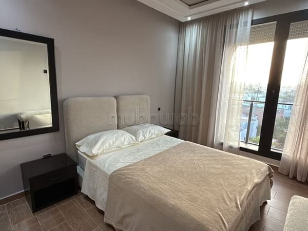 Bel appartement joliment meublé entièrement rénové en location longue durée uniquement à…
