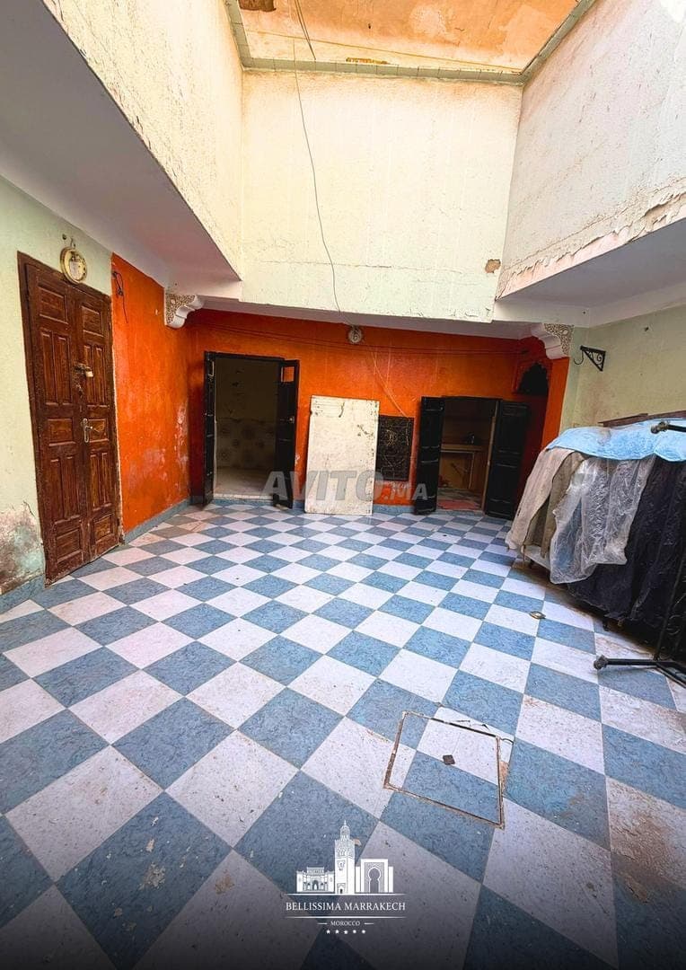 Riad da ristrutturare nella Medina con 2 negozi