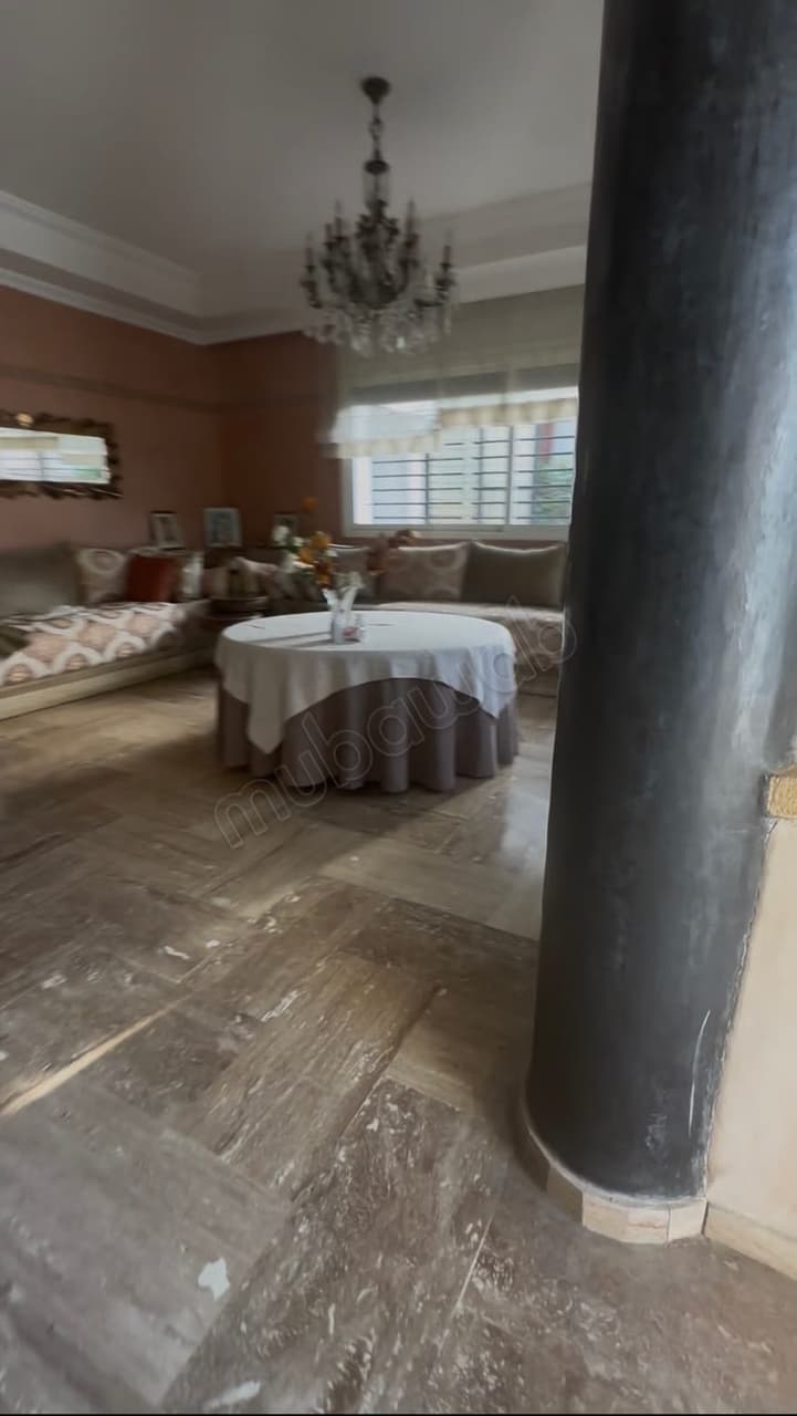 Villa de haut standing à vendre à Bir Rami Est. 10 grandes pièces. Fenêtres avec double…