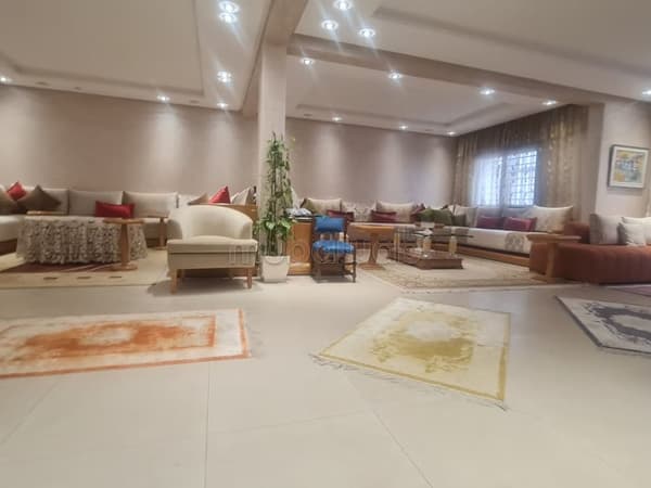 Superbe appartement rénové à neuf bien situé Agdal