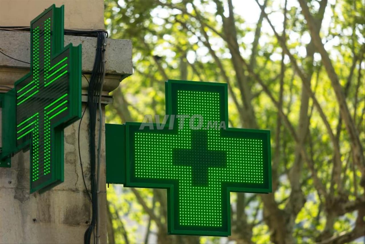 Venta de farmacia (fondo y paredes tituladas)