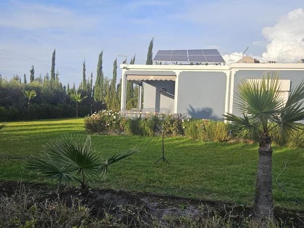 Een charmante boerderij van 2 880 m² aan de weg