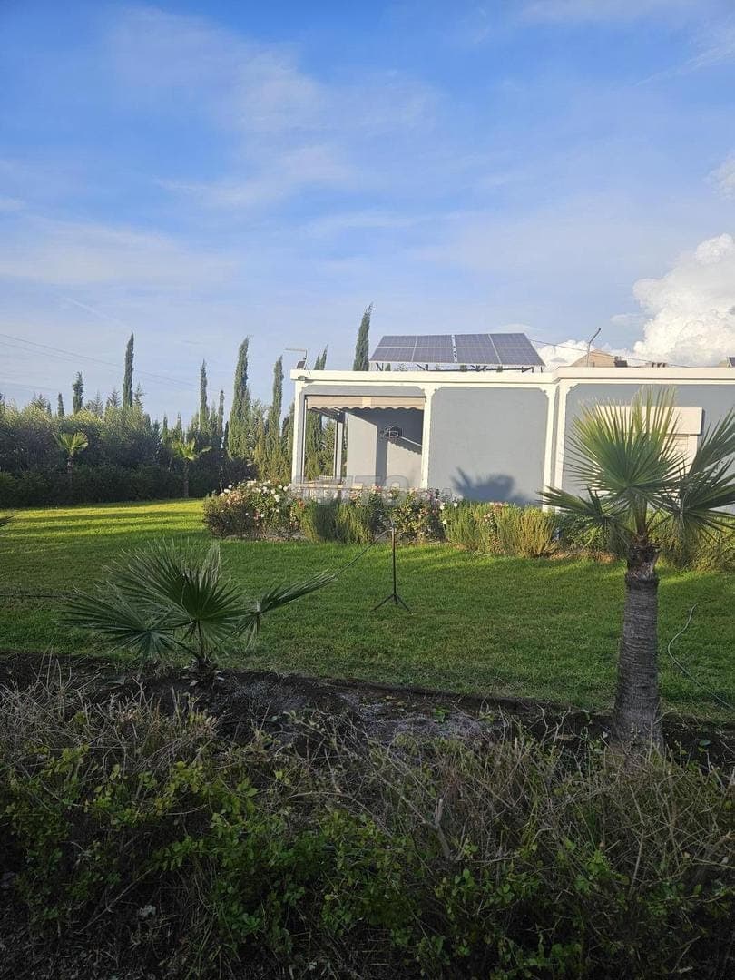 Een charmante boerderij van 2 880 m² aan de weg
