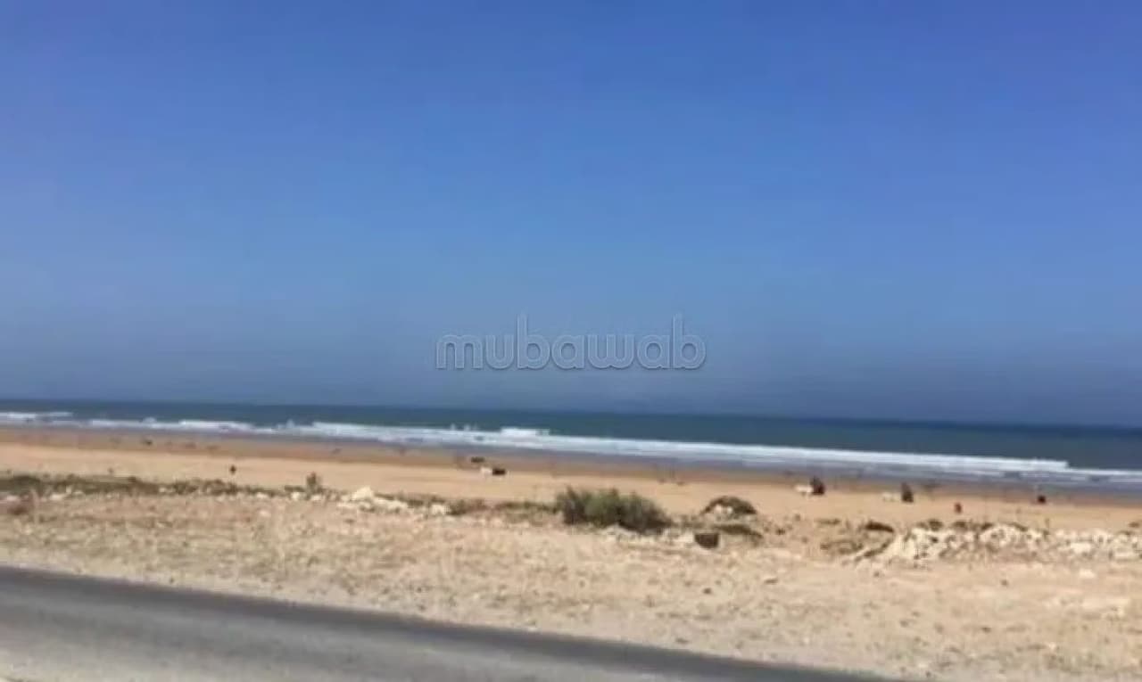 أرض لمشروع سياحي مطل على البحر