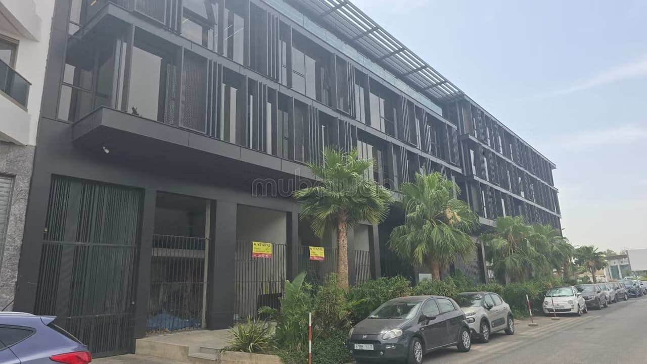 Nieuwe kantoorvloer in modern professioneel gebouw